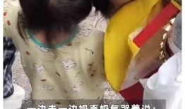 边拍朋友走边爆料的视频
